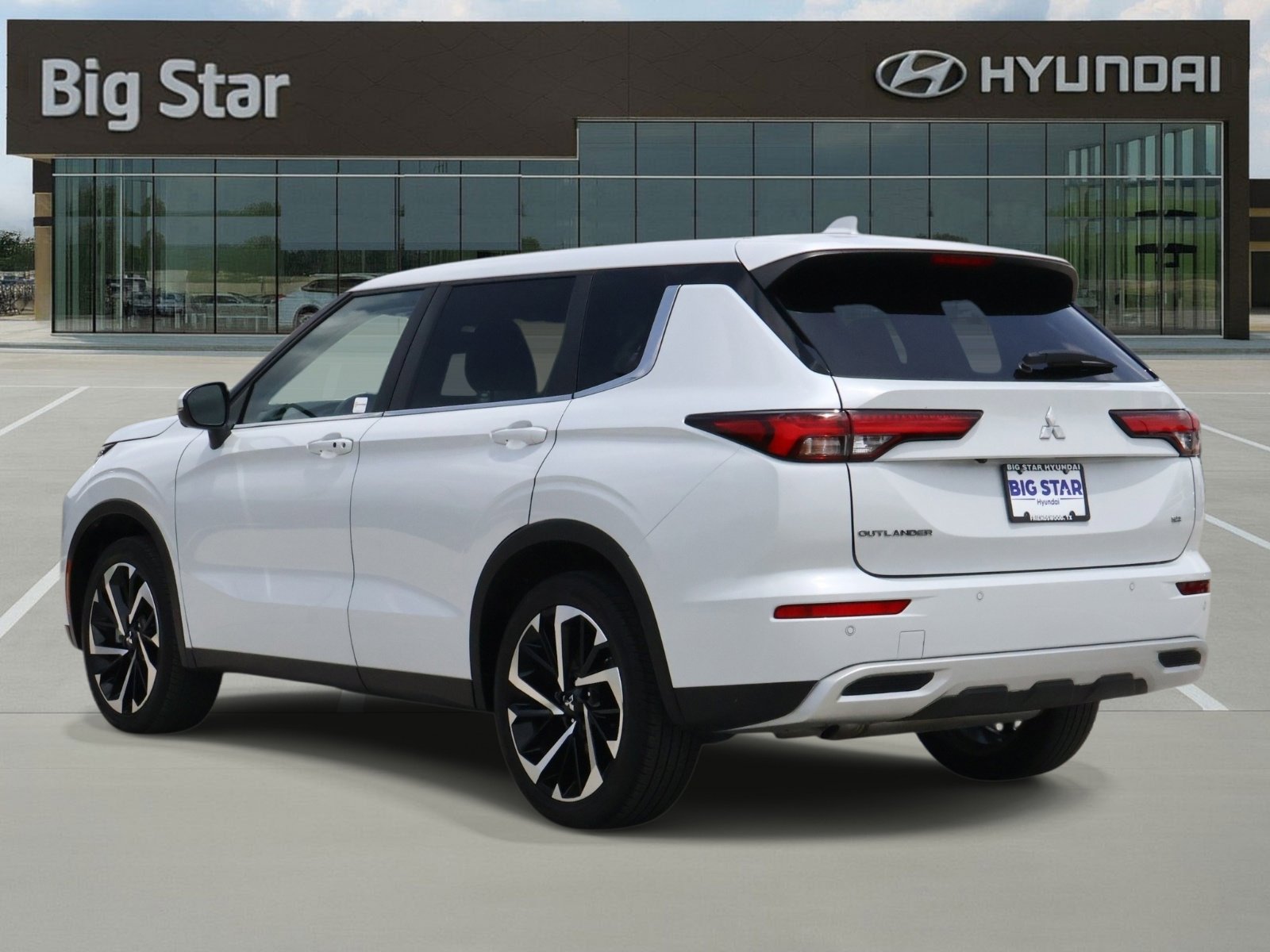 Used 2024 Mitsubishi Outlander SE FWD image 3