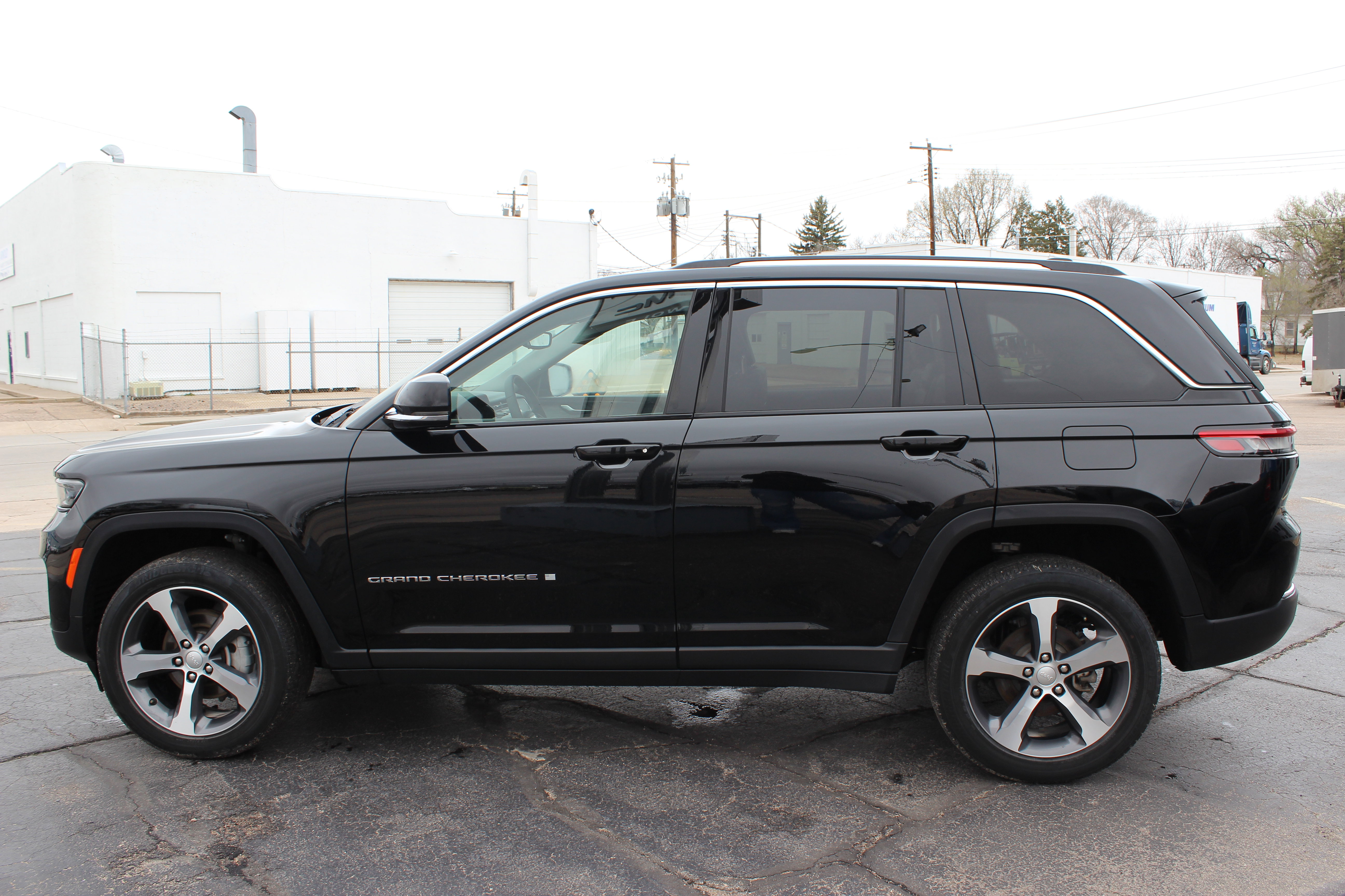 Used 2023 Jeep Grand Cherokee Limited image 5