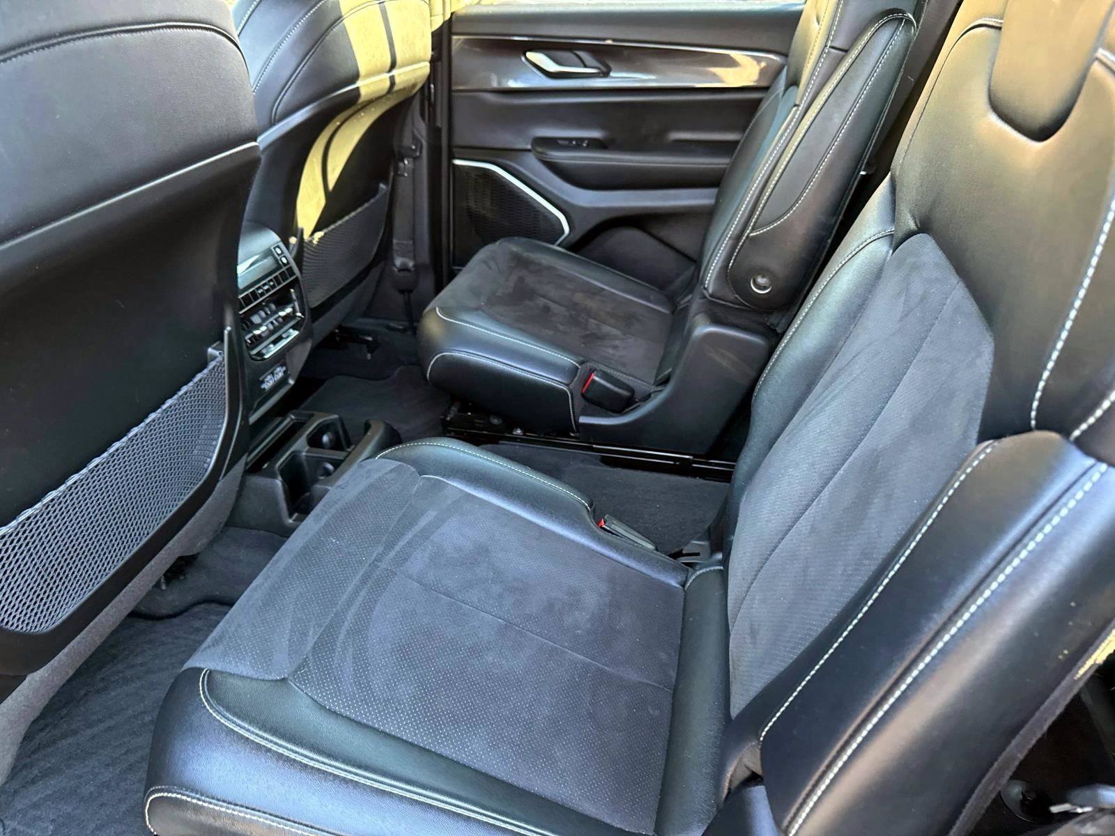 Used 2023 Jeep Grand Cherokee L Laredo image 6