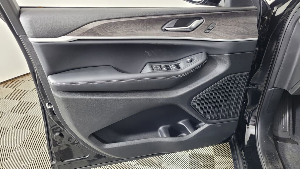 New 2025 Jeep Grand Cherokee Limited w/ Black Appearance Package image 13