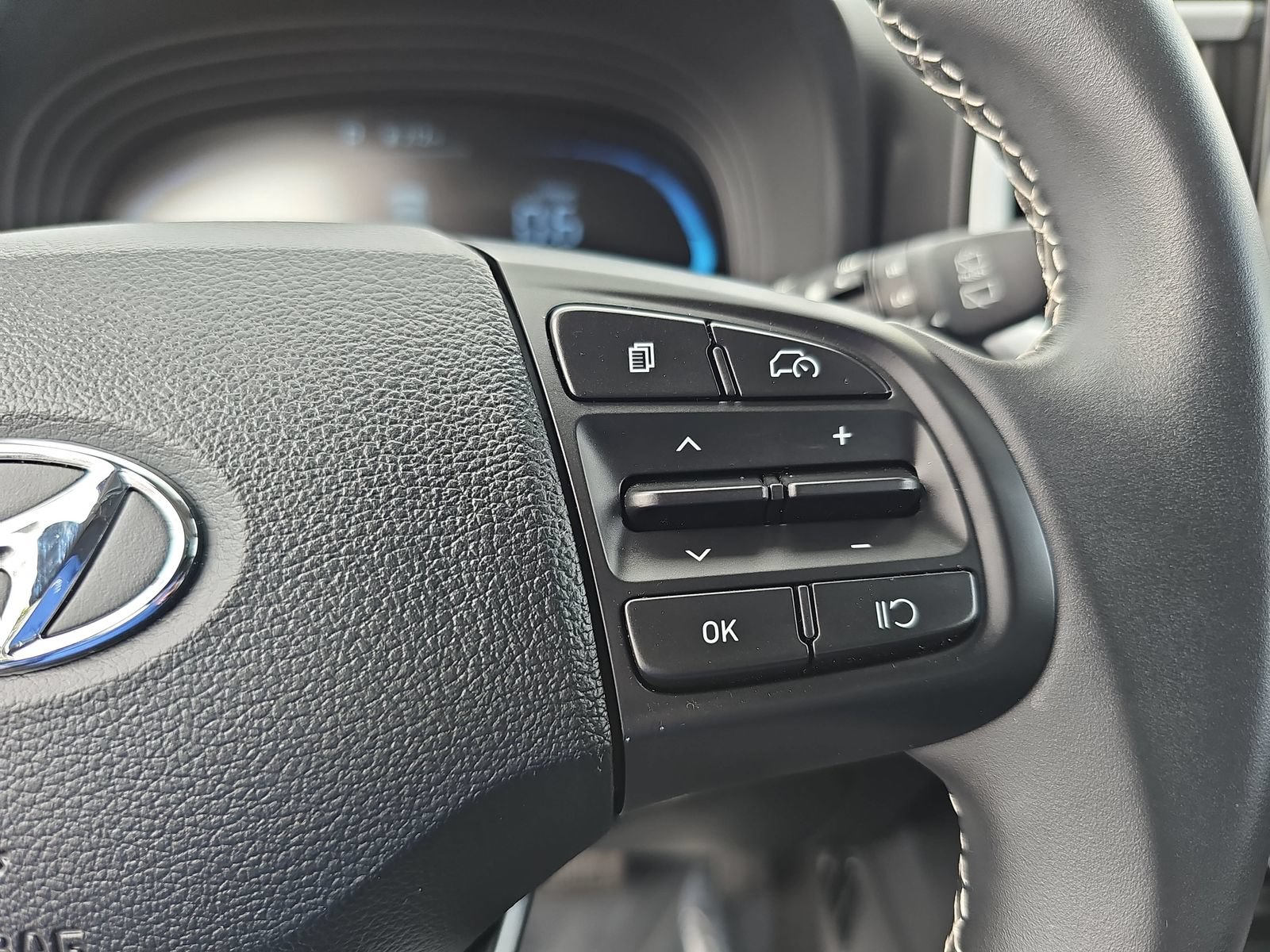 Certified 2025 Hyundai Venue Limited FWD image 17