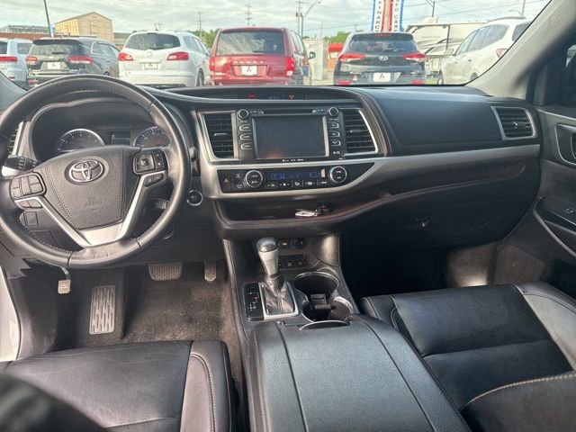 Used 2019 Toyota Highlander XLE AWD/4WD image 17