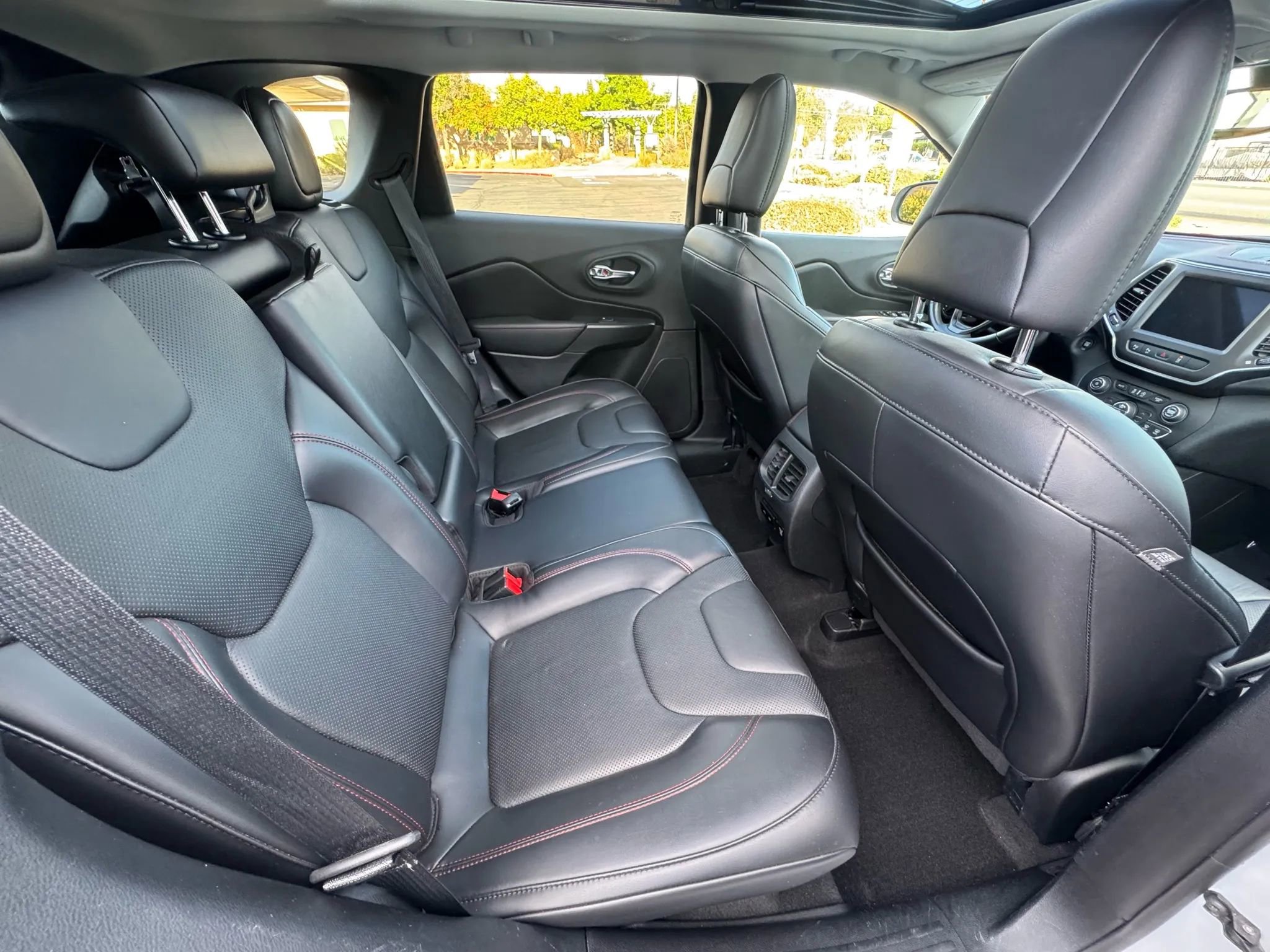 Used 2020 Jeep Cherokee Trailhawk image 15