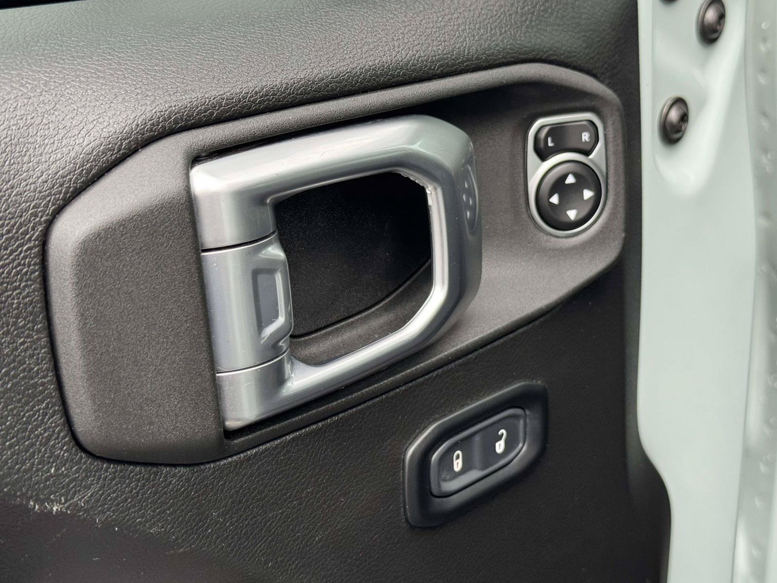 Used 2023 Jeep Wrangler Unlimited Rubicon w/ Cold Weather Group AWD/4WD image 10