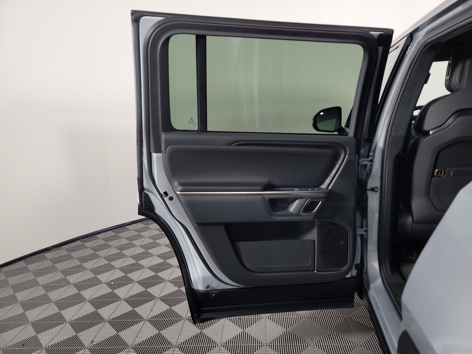 Used 2024 Rivian R1S Adventure AWD/4WD image 17