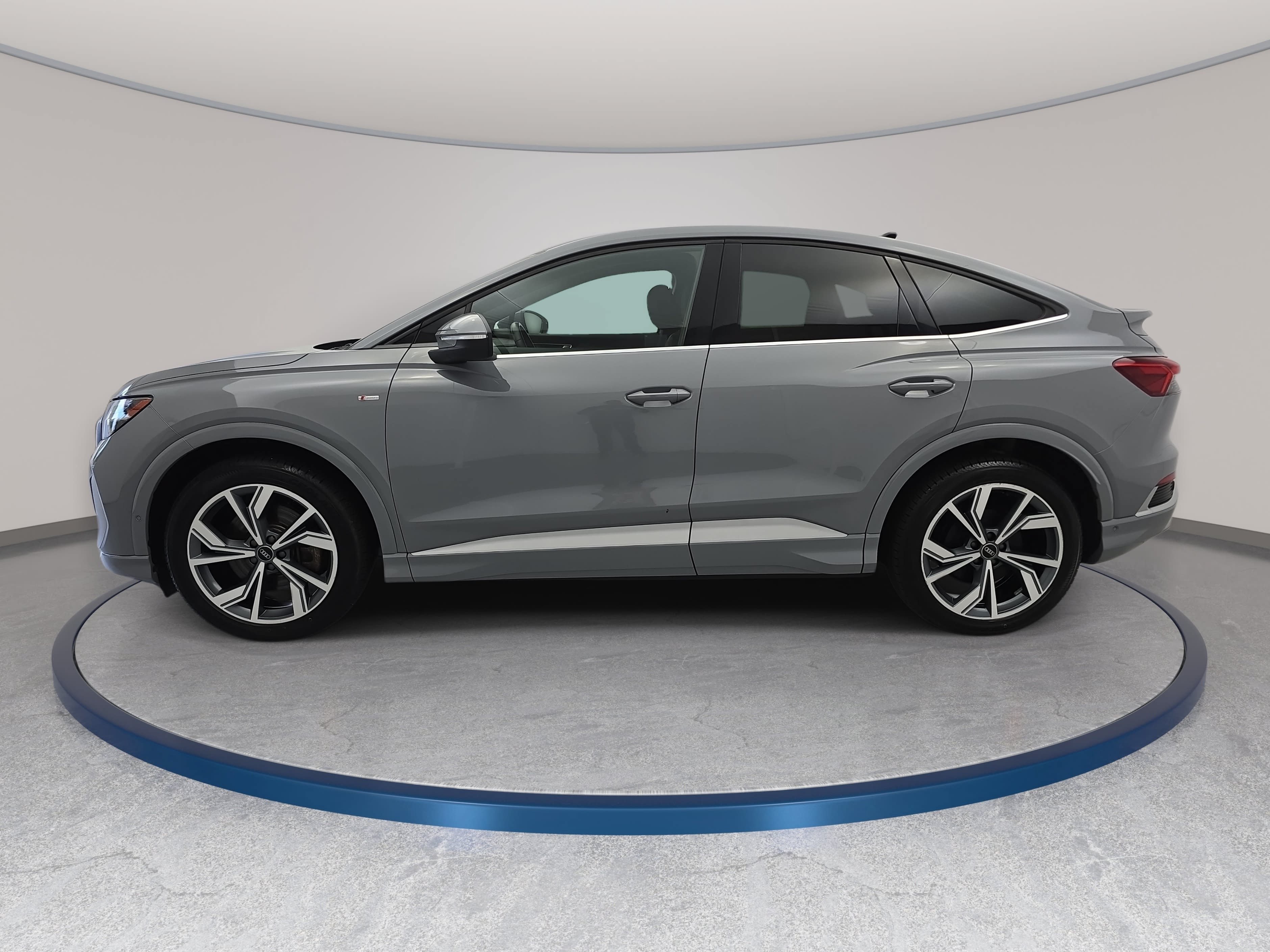 Used 2024 Audi Q4 e-tron Prestige AWD/4WD image 8