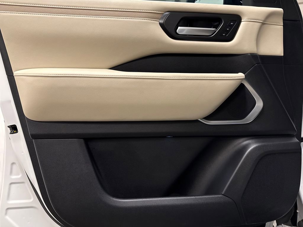 Used 2025 Nissan Armada Platinum w/ Convenience Package image 18