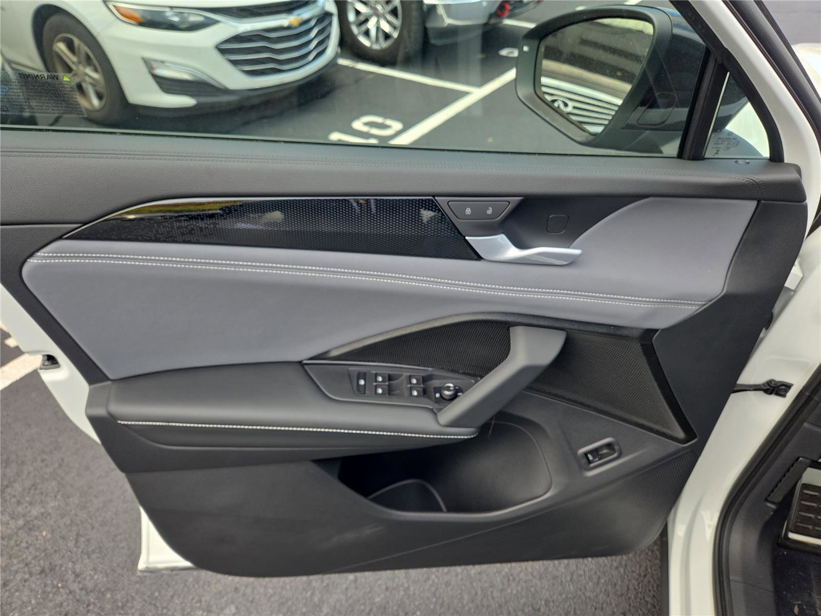 New 2025 Volkswagen Tiguan SE R-Line image 11