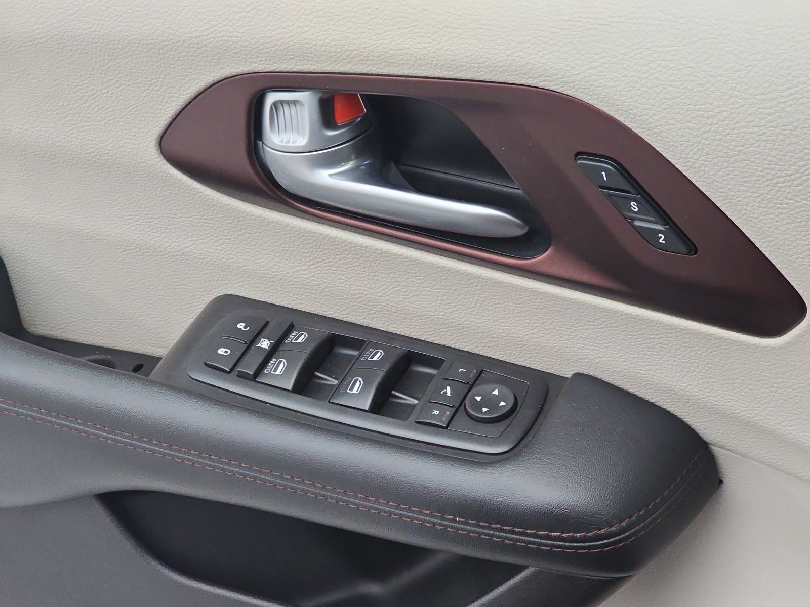 Used 2017 Chrysler Pacifica Limited w/ UConnect Theater Package FWD image 30