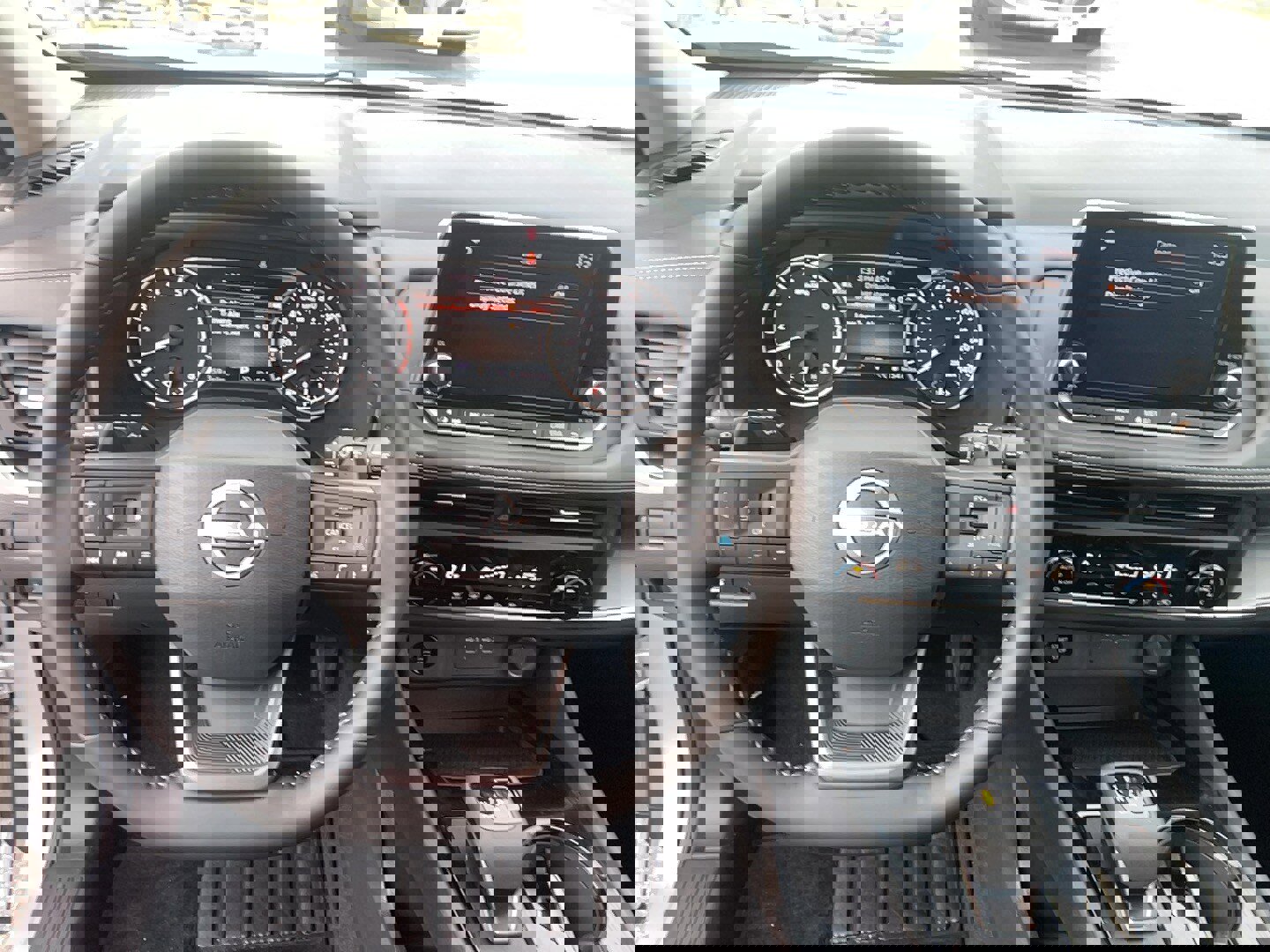 Used 2025 Nissan Rogue SV image 14