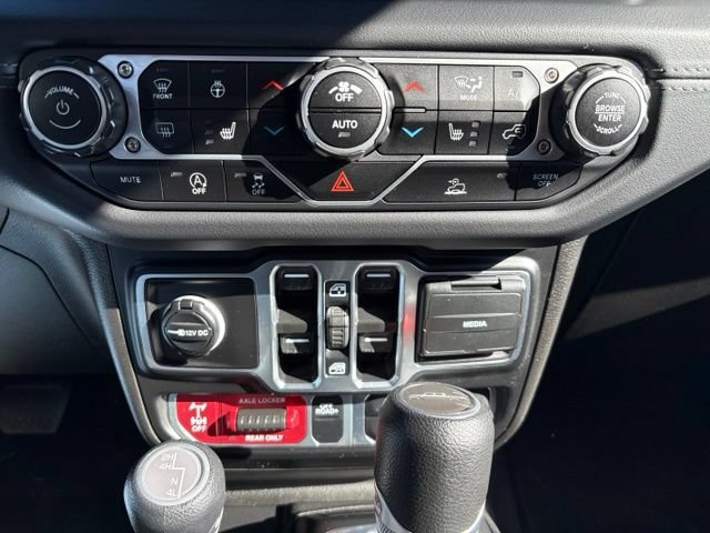Used 2025 Jeep Gladiator Mojave w/ Convenience Group AWD/4WD image 31