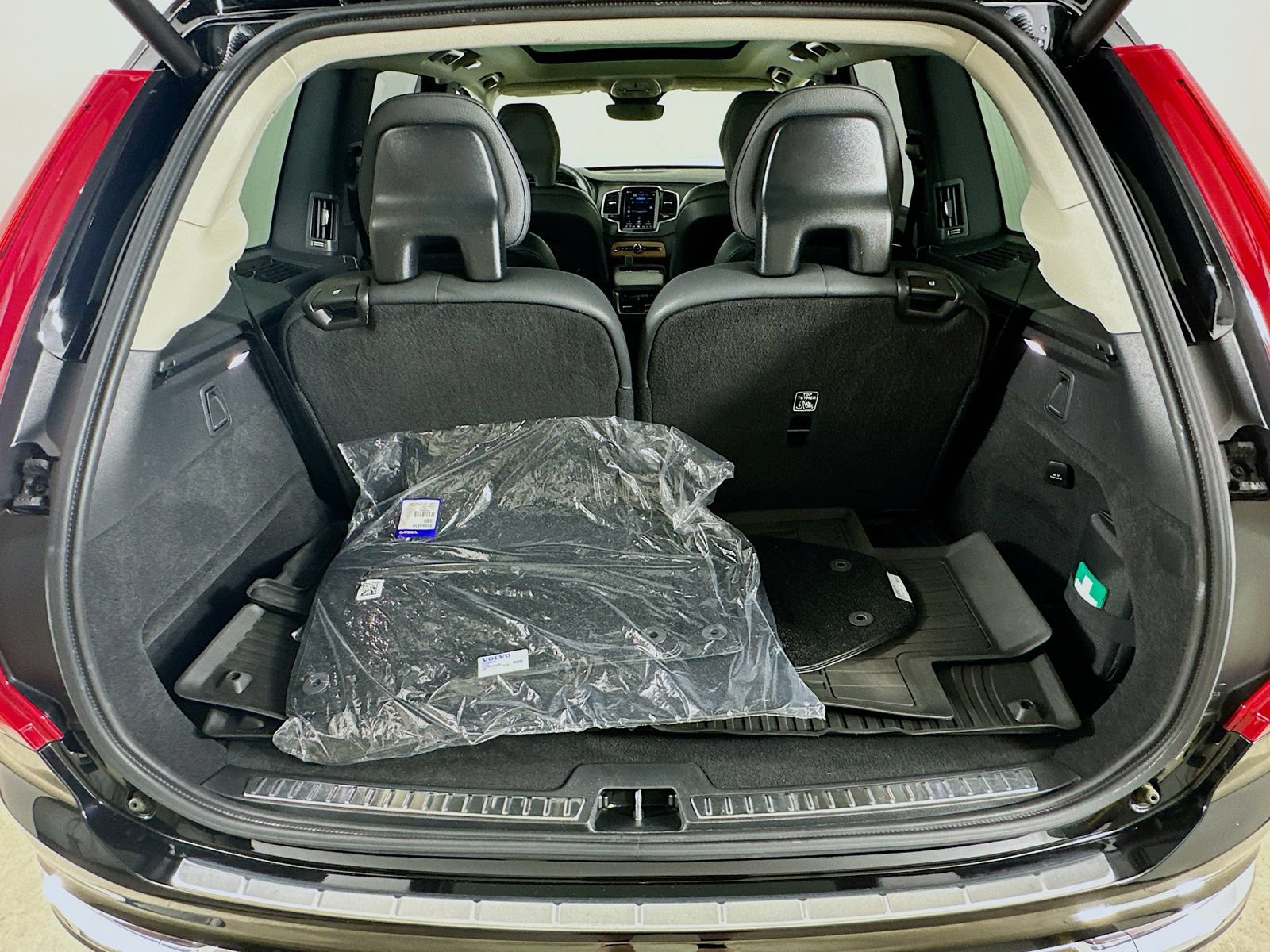 Used 2025 Volvo XC90 T8 Plus w/ Protection Package Premier AWD/4WD image 38