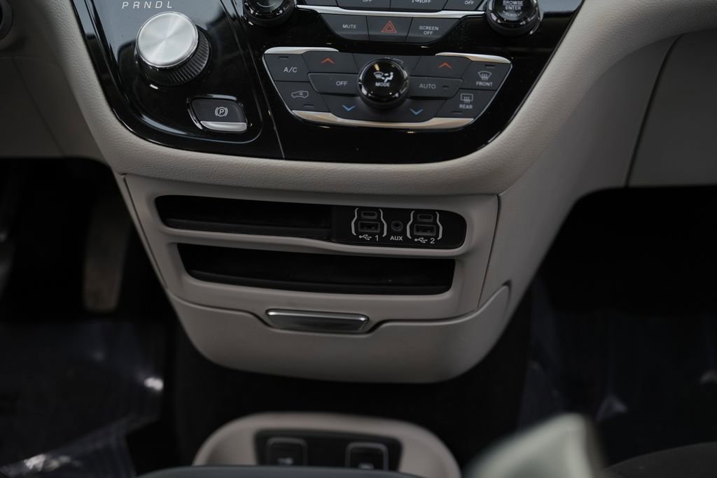 Used 2021 Chrysler Pacifica Touring image 33