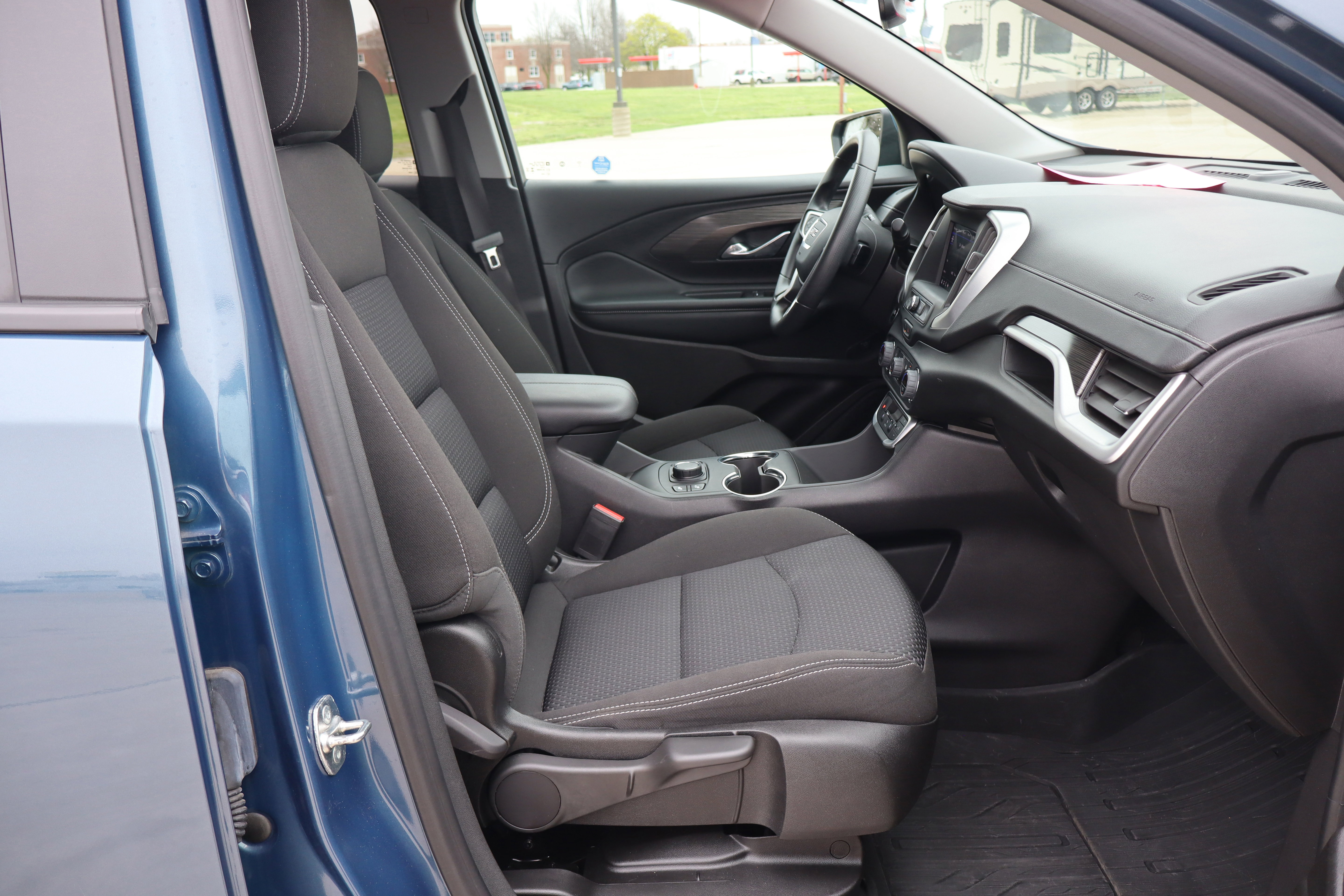 Used 2024 GMC Terrain SLE w/ Driver Convenience Package image 12