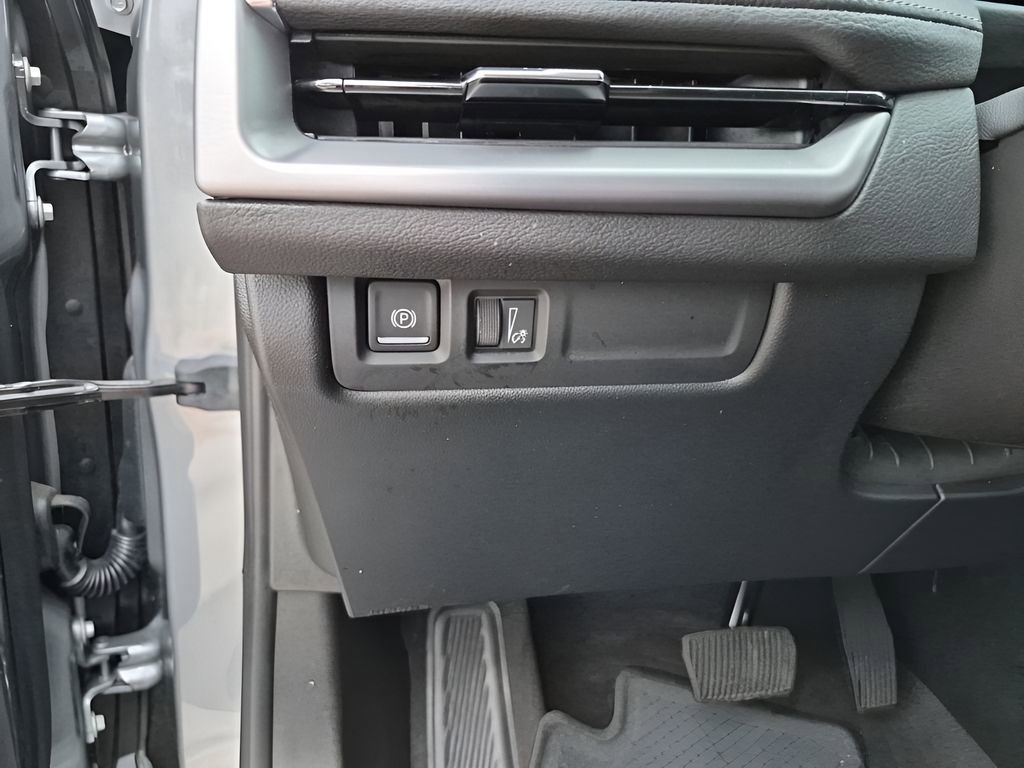 Certified 2025 Cadillac XT4 Premium Luxury image 32