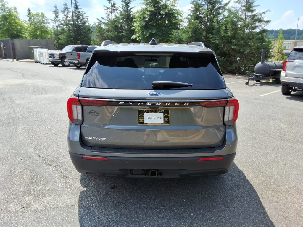 Used 2025 Ford Explorer Active RWD image 6