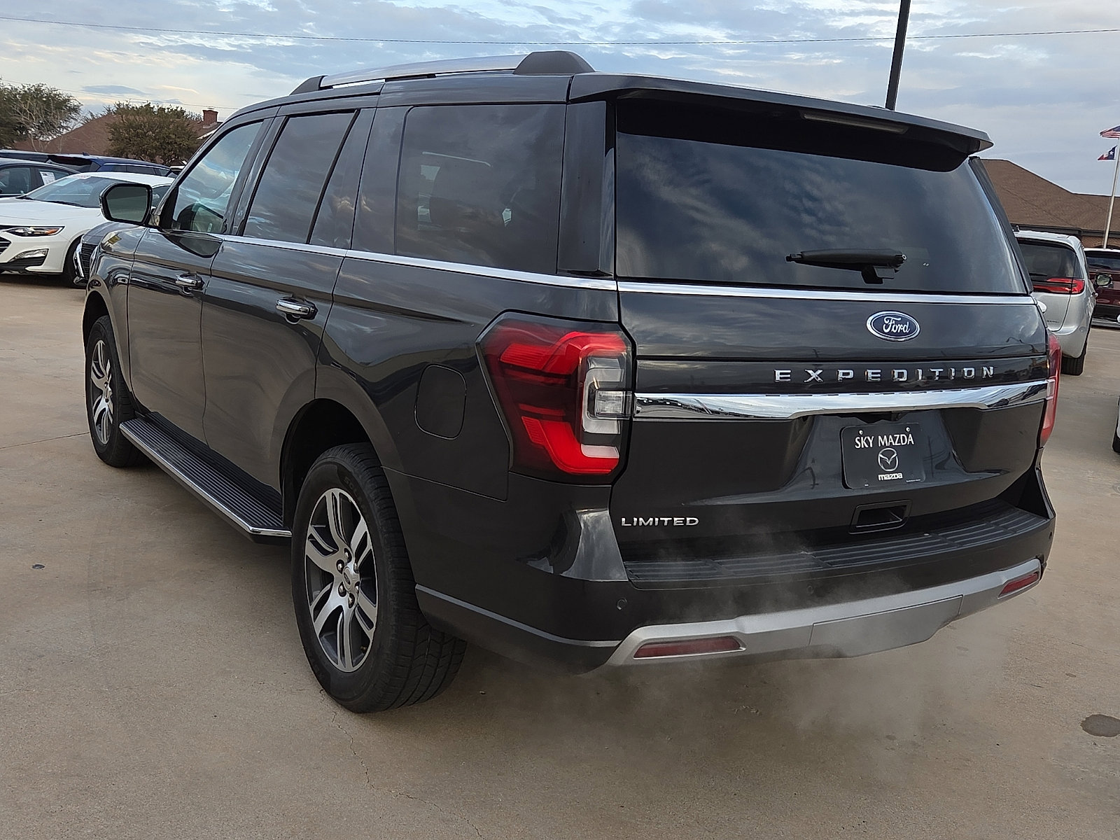 Used 2023 Ford Expedition Limited image 4