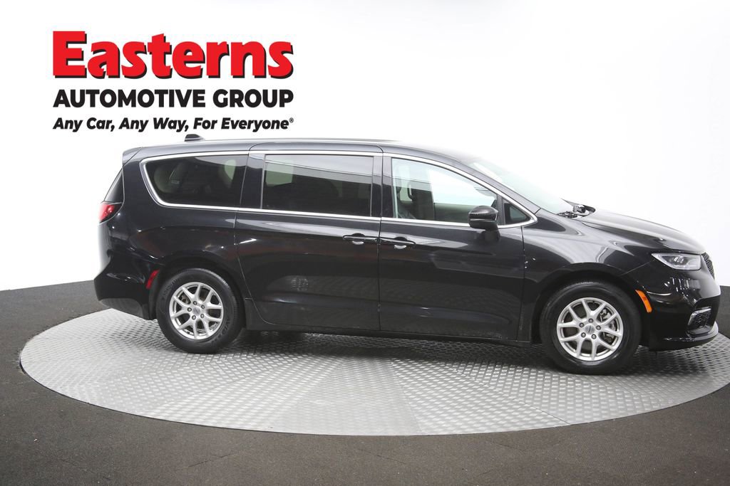Used 2023 Chrysler Pacifica Touring-L FWD image 48