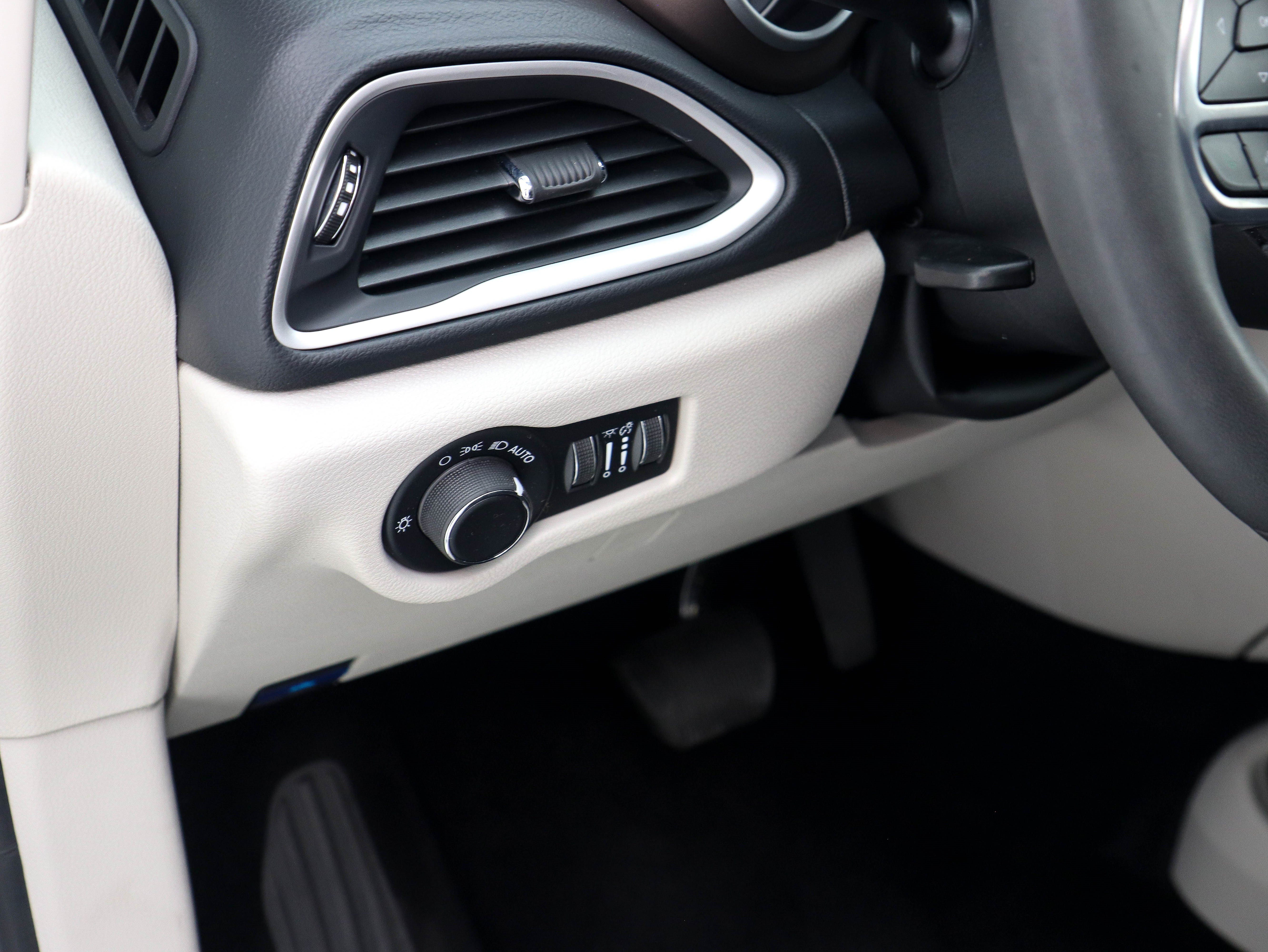 Used 2023 Chrysler Voyager LX FWD image 26