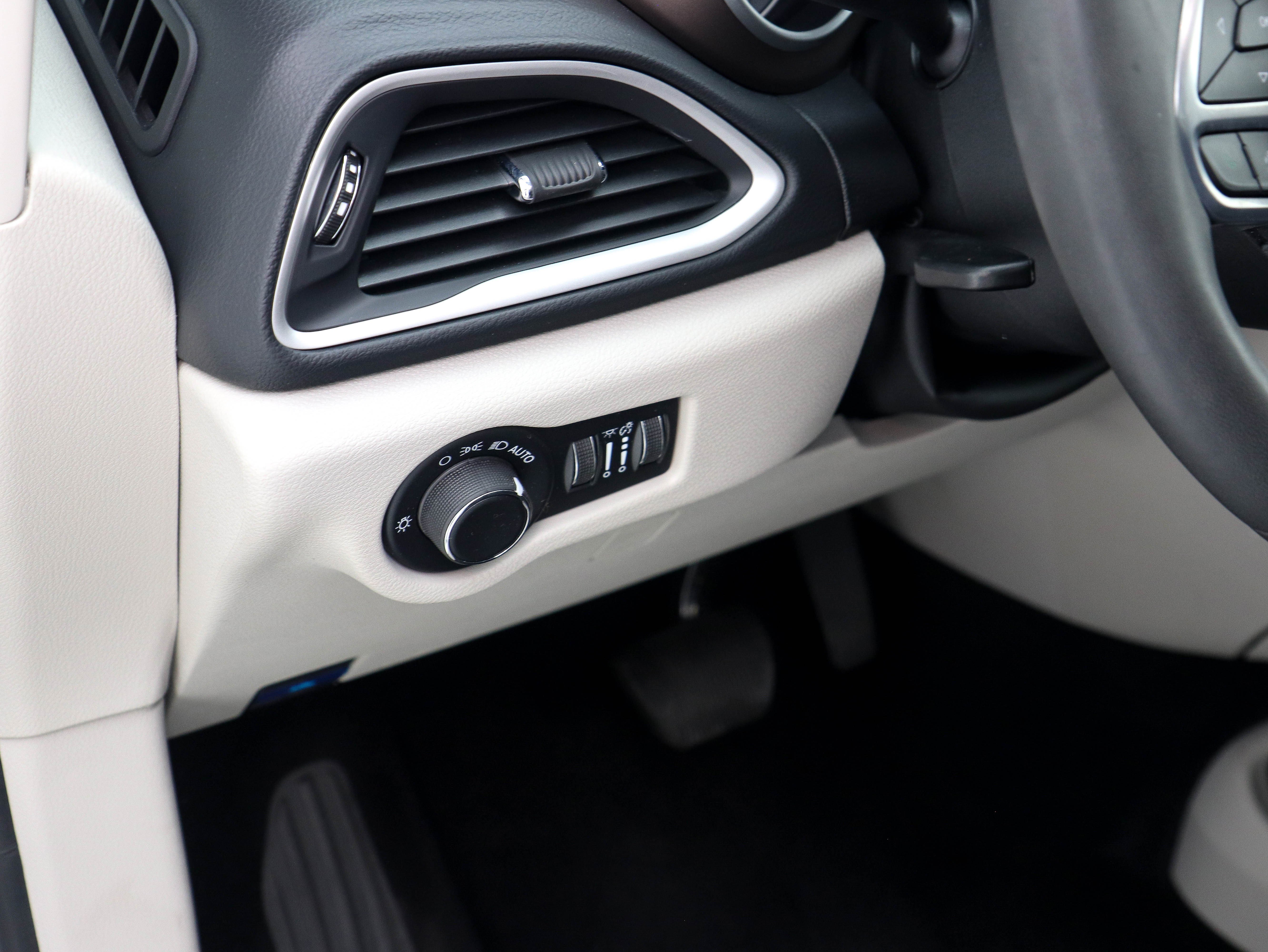 Used 2023 Chrysler Voyager LX image 26