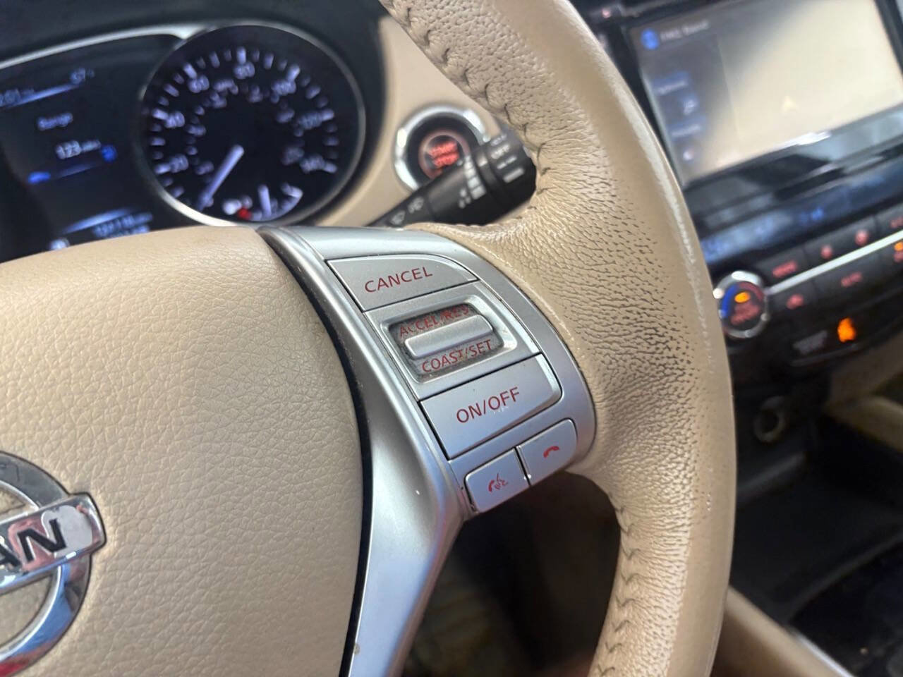 Used 2015 Nissan Rogue SL image 18