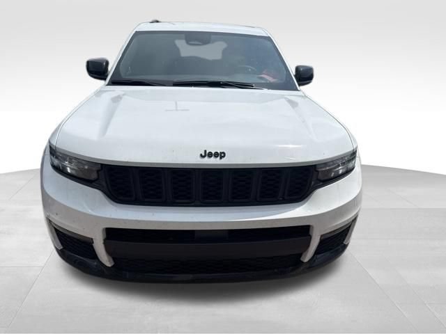 Used 2025 Jeep Grand Cherokee L Limited w/ Black Appearance Package AWD/4WD image 3