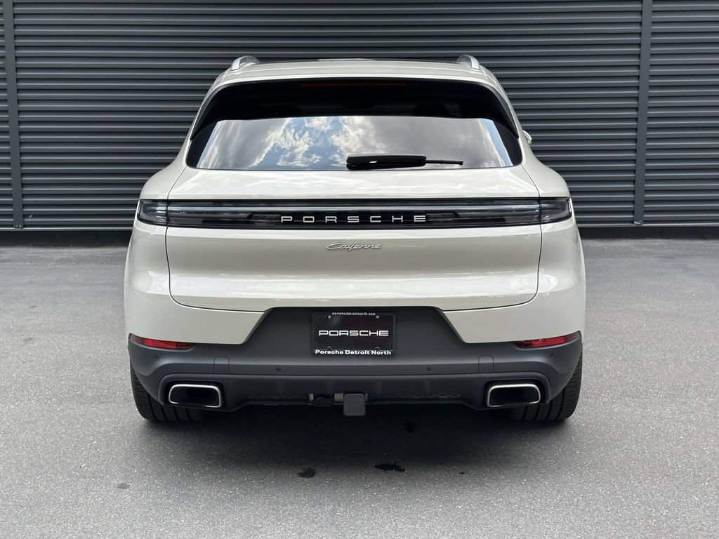 Certified 2025 Porsche Cayenne E-Hybrid AWD/4WD image 4