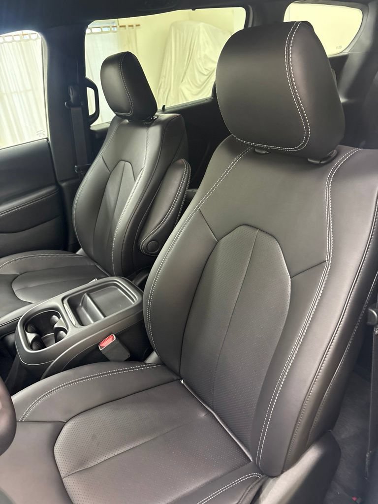 New 2027 Chrysler Pacifica Select w/ Family Tech Group FWD image 18