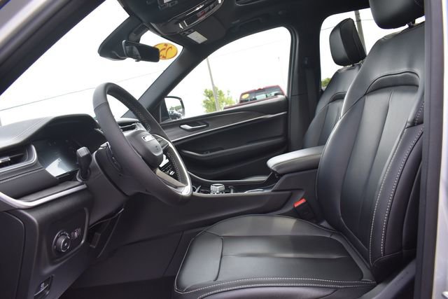 Used 2025 Jeep Grand Cherokee Limited AWD/4WD image 27