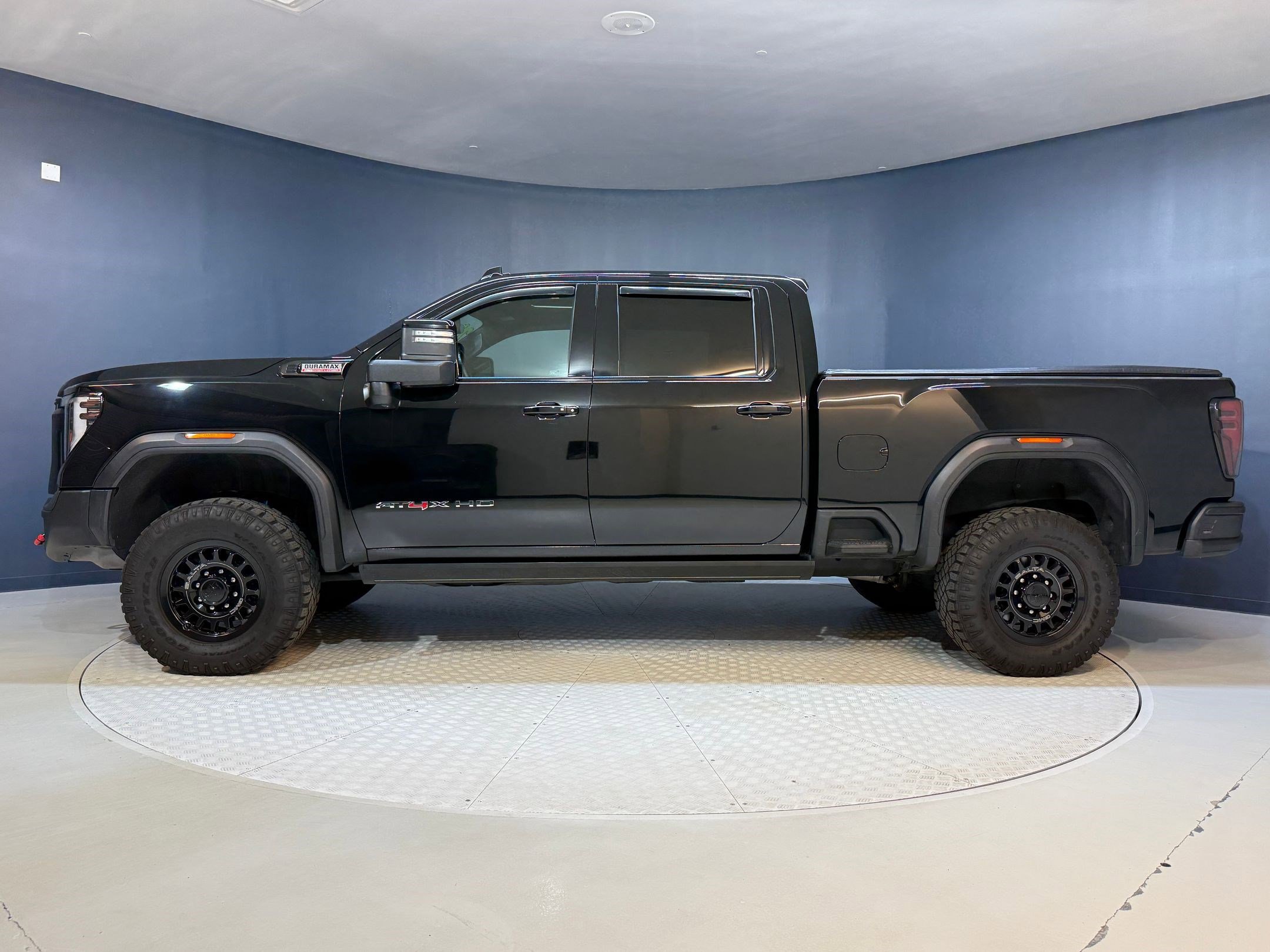 Used 2024 GMC Sierra 2500 AT4X w/ AT4X AEV Edition image 2