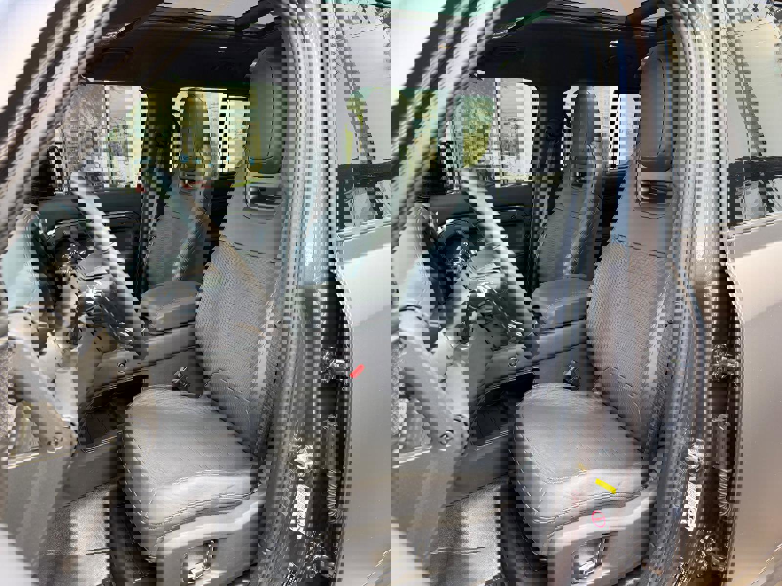 Used 2025 Land Rover Defender 110 AWD/4WD image 39