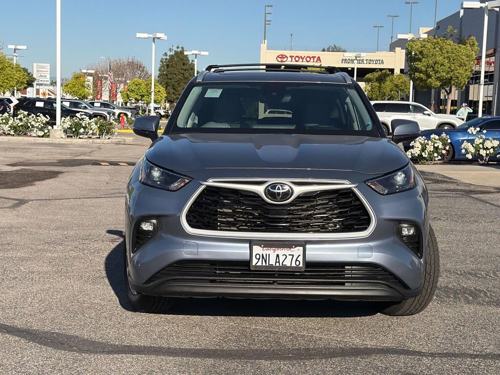 Used 2024 Toyota Highlander XLE FWD image 2