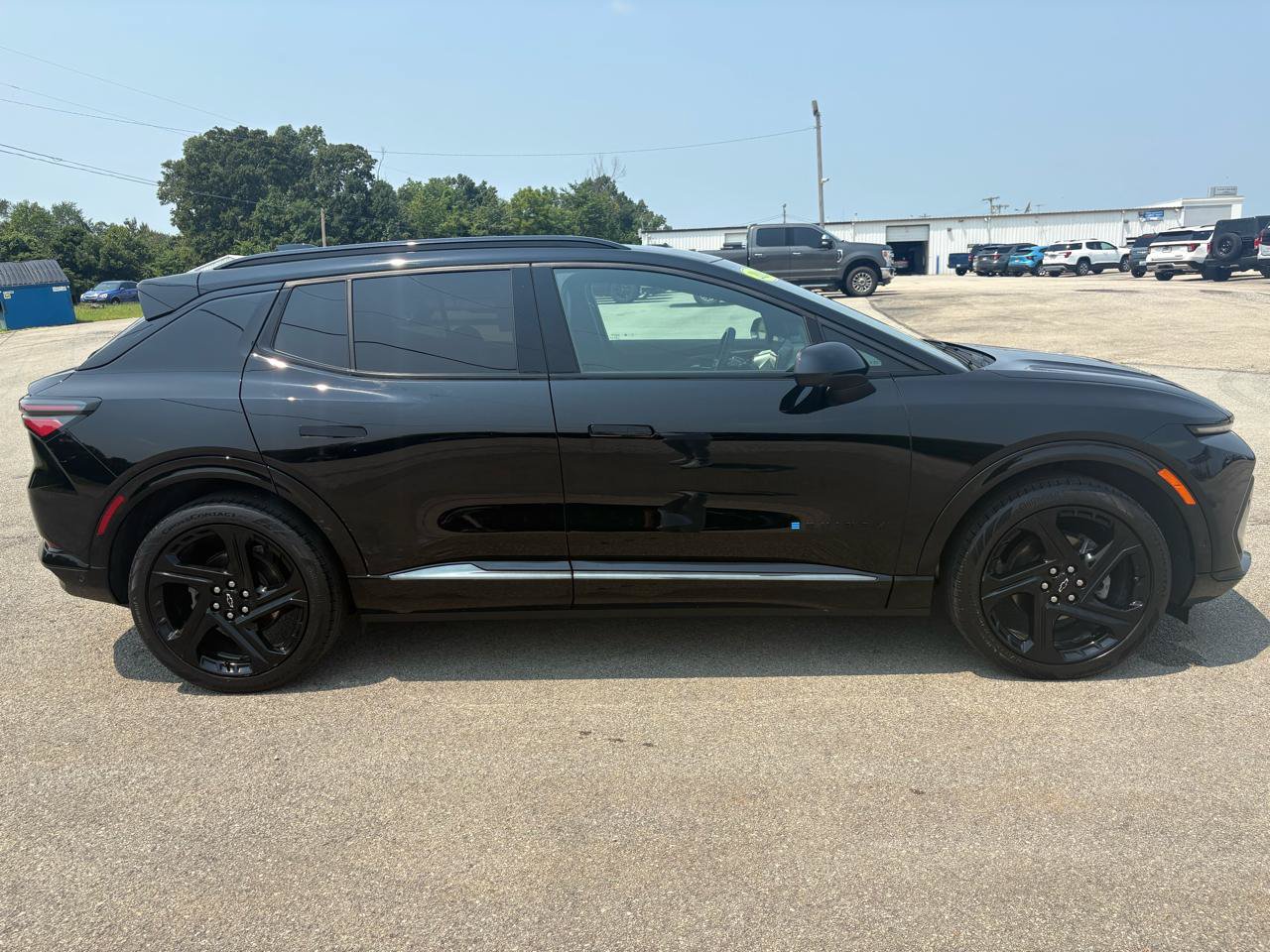 Used 2024 Chevrolet Equinox EV RS FWD image 2