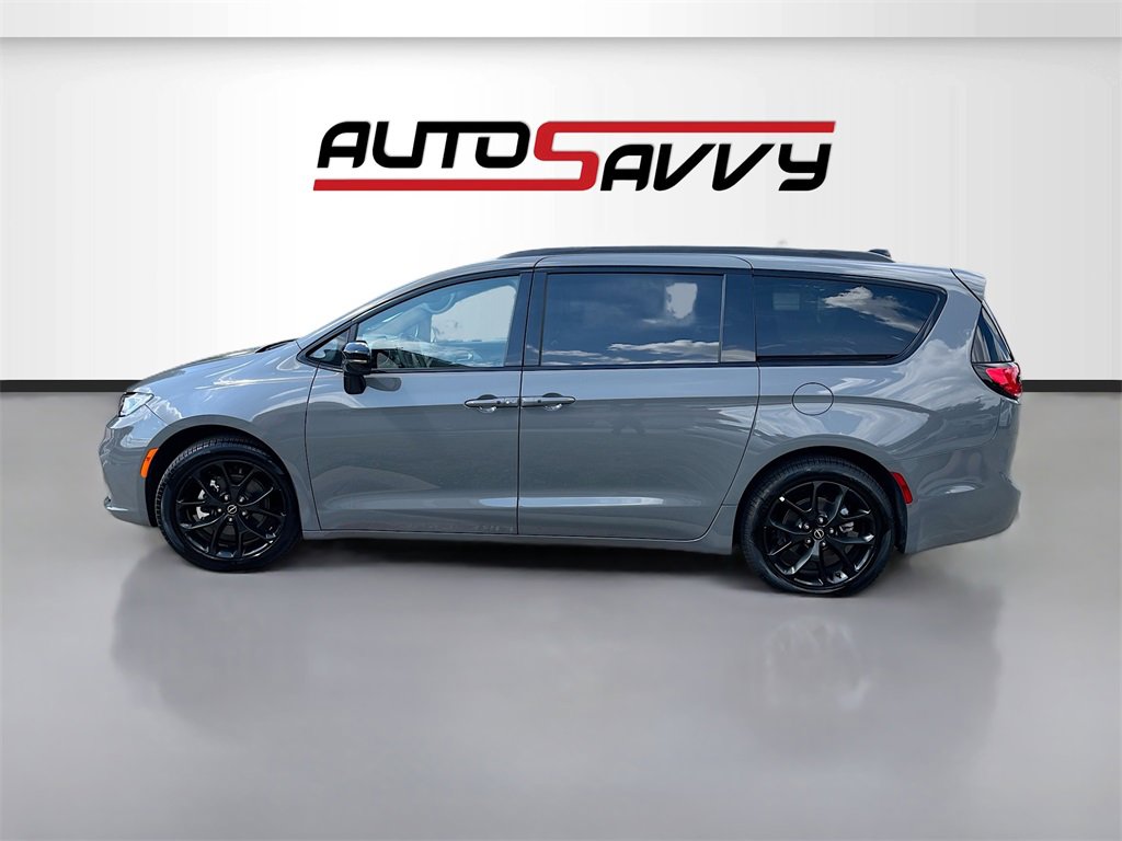 Used 2025 Chrysler Pacifica Limited image 4