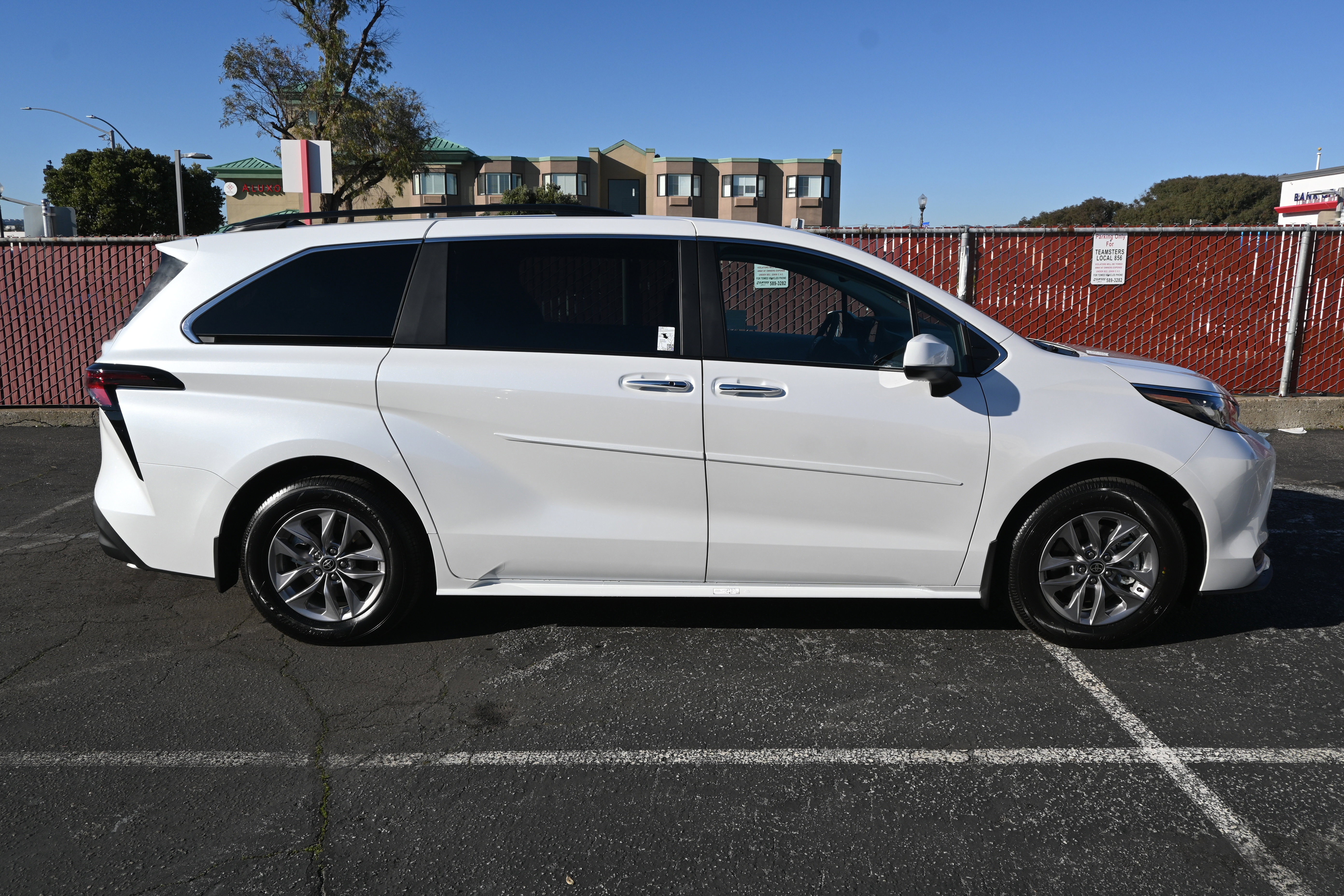 Used 2026 Toyota Sienna XLE image 12