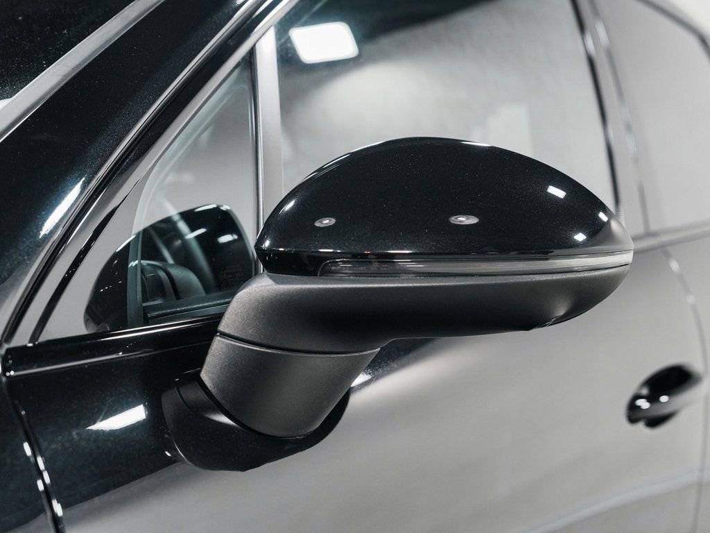 Used 2023 Porsche Cayenne w/ Premium Package image 43