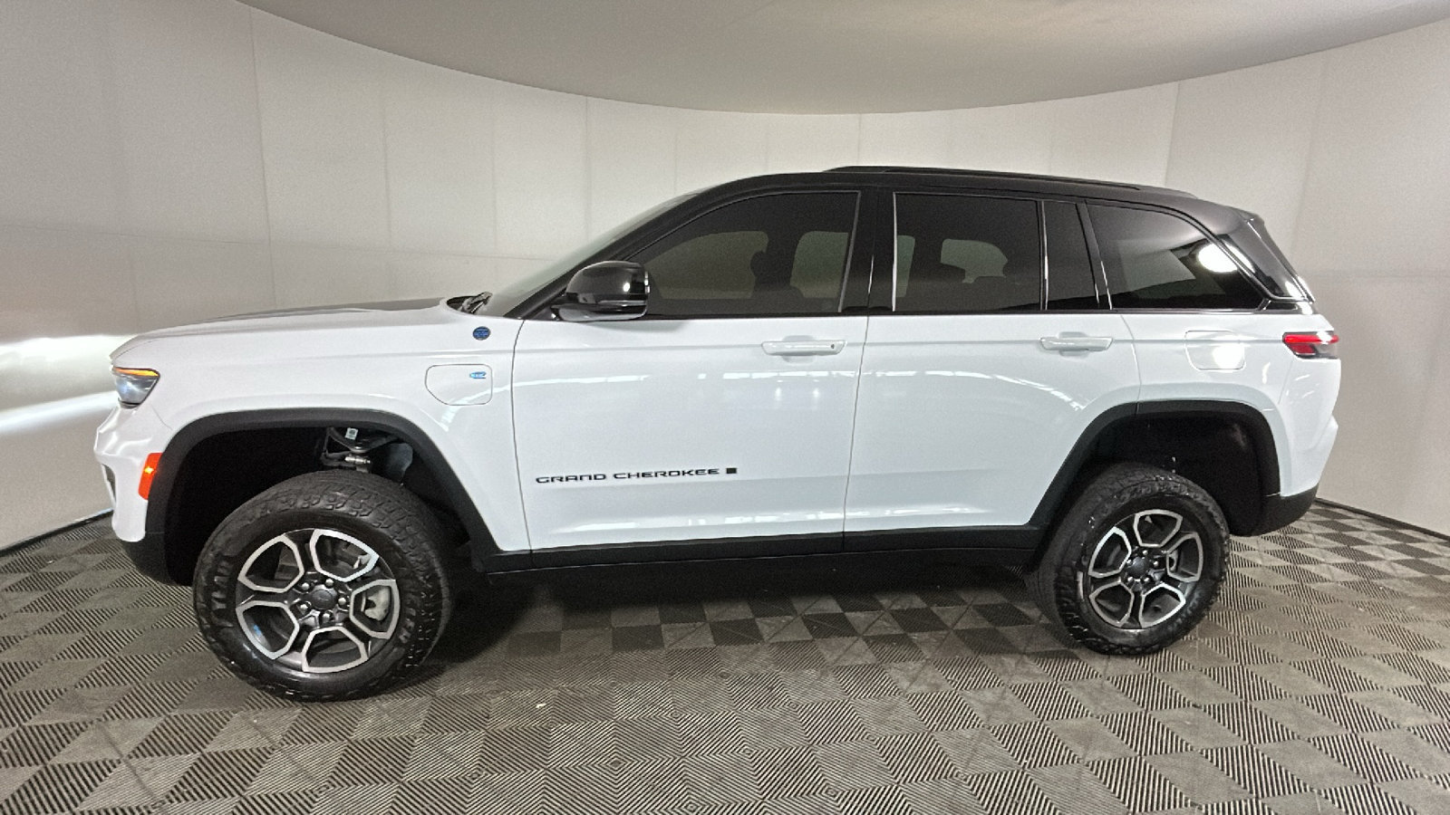 Used 2024 Jeep Grand Cherokee Trailhawk AWD/4WD image 6