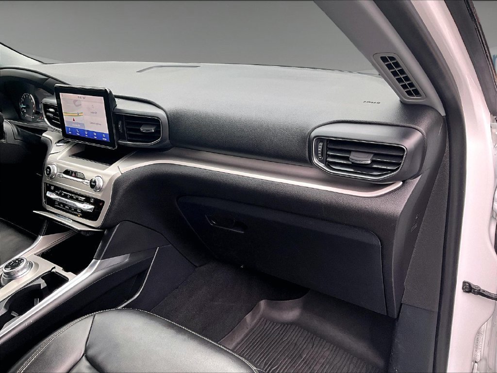 Used 2021 Ford Explorer XLT w/ Equipment Group 202A AWD/4WD image 17