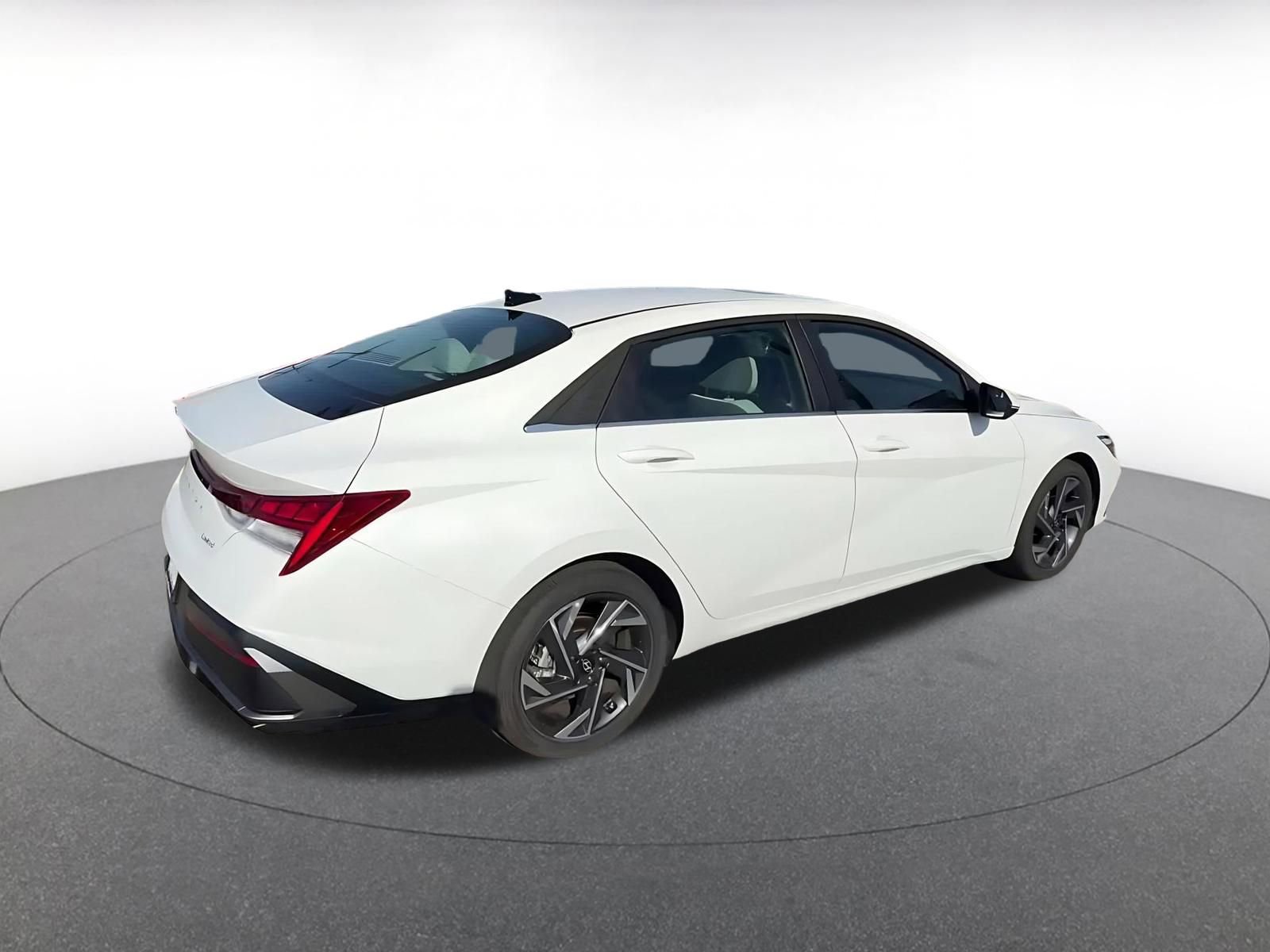 Used 2025 Hyundai Elantra Limited image 15