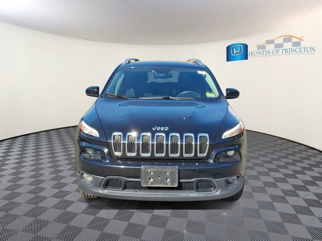 Used 2017 Jeep Cherokee Latitude w/ Comfort/Convenience Group AWD/4WD image 2