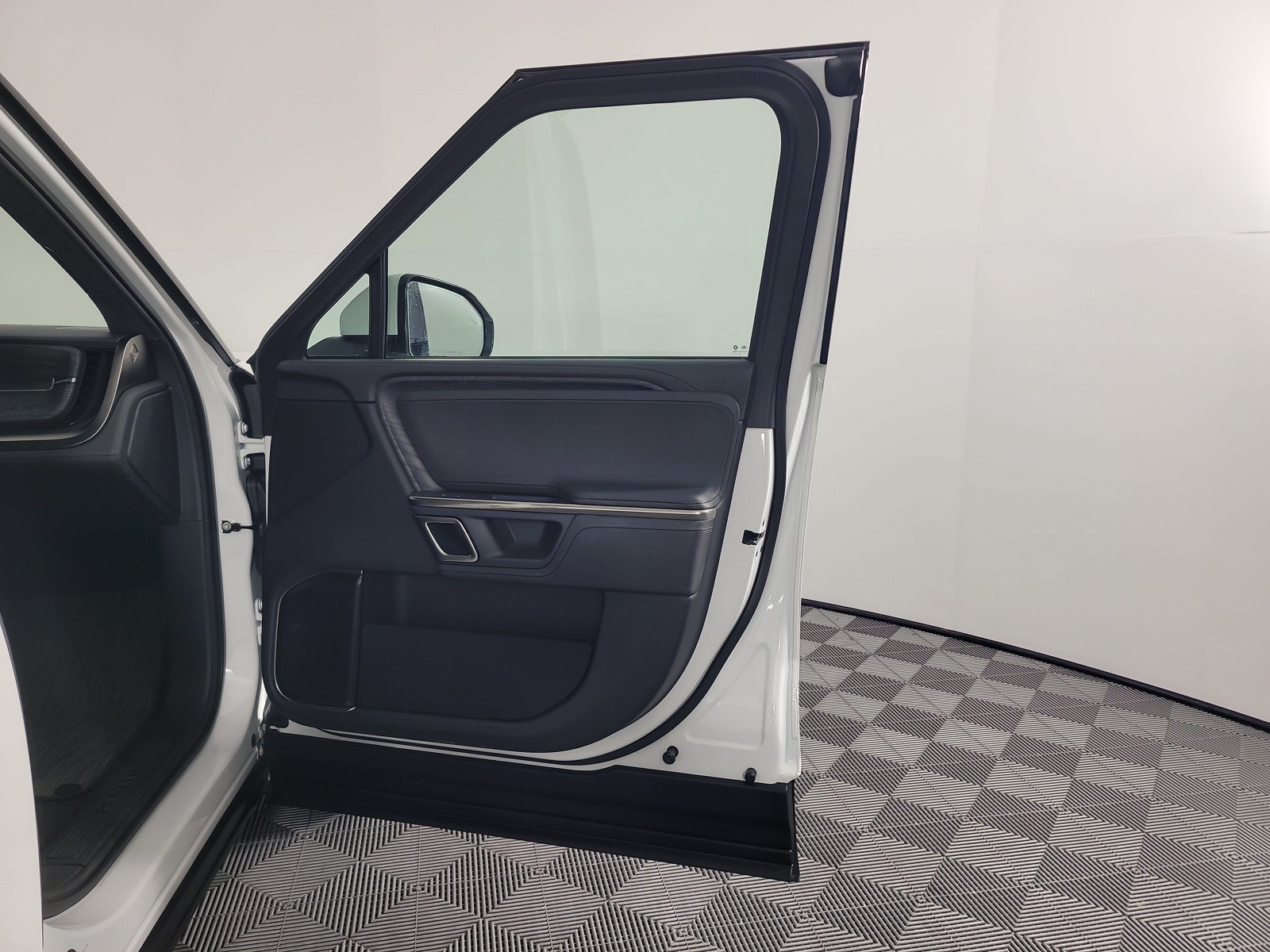 Used 2023 Rivian R1T Adventure AWD/4WD image 18