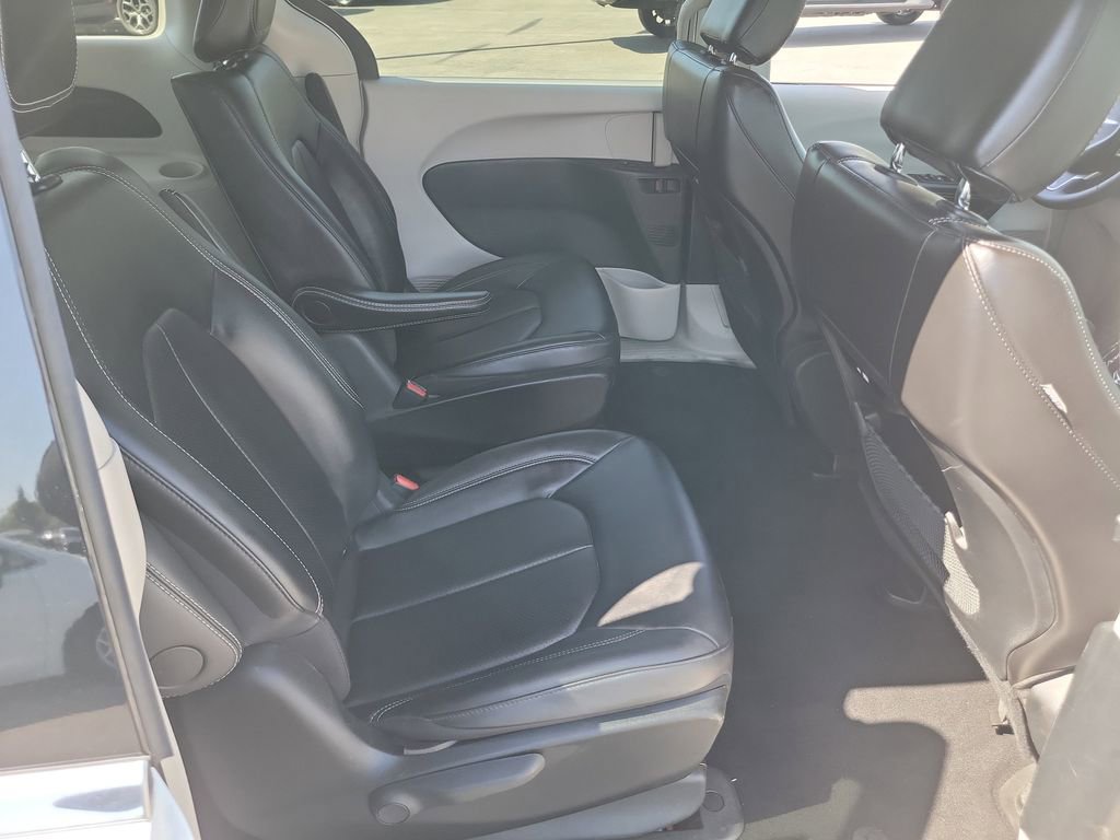 Used 2024 Chrysler Pacifica Select image 20