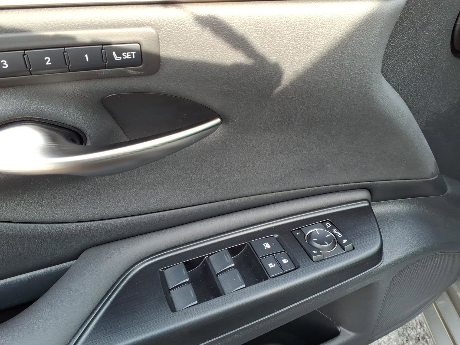 Used 2020 Lexus ES 350 w/ Premium Package image 13