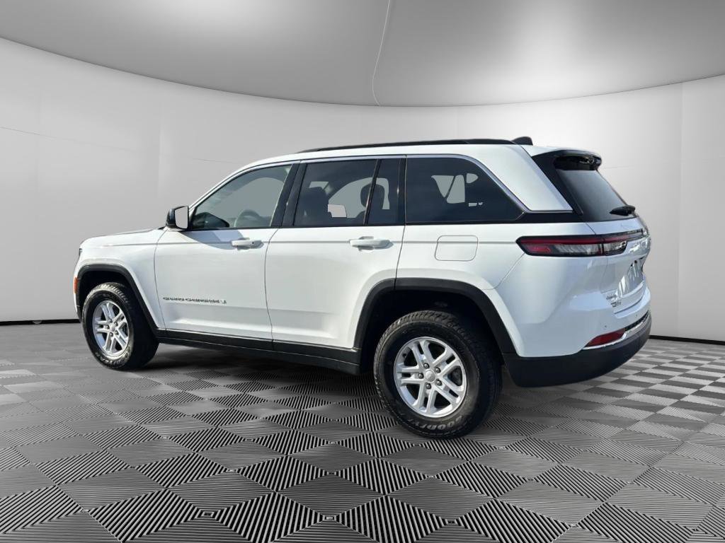 Used 2024 Jeep Grand Cherokee Laredo image 3