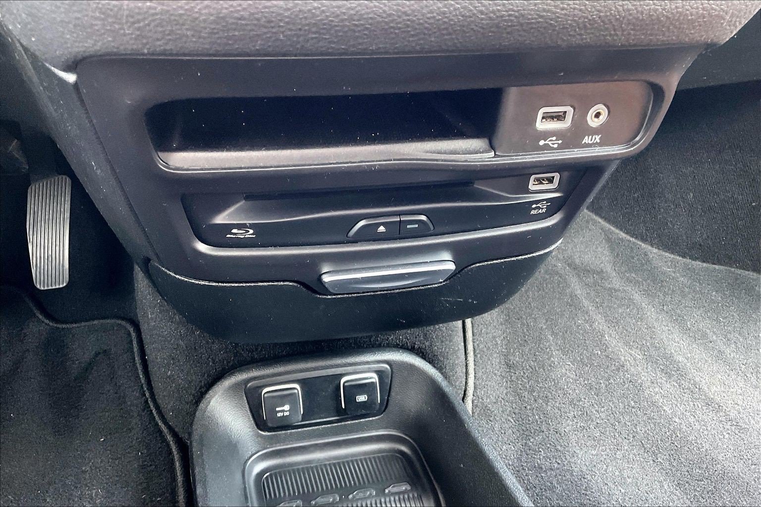 Used 2018 Chrysler Pacifica Limited w/ Tire & Wheel Group FWD image 32