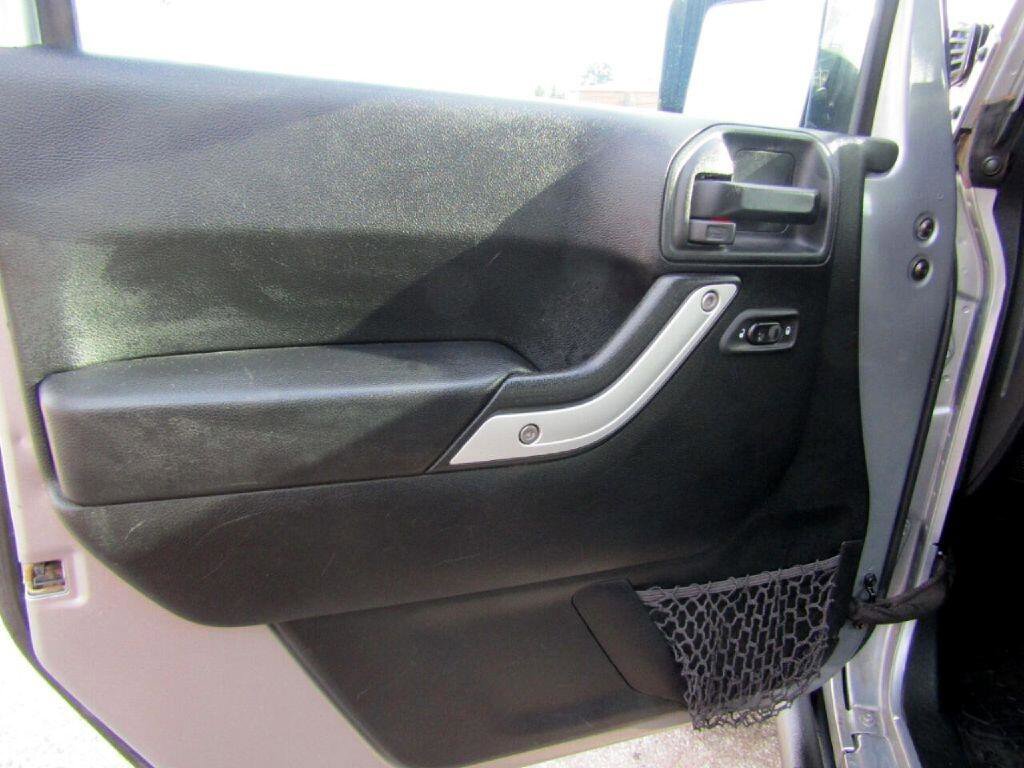 Used 2017 Jeep Wrangler Unlimited Rubicon w/ Connectivity Group image 14