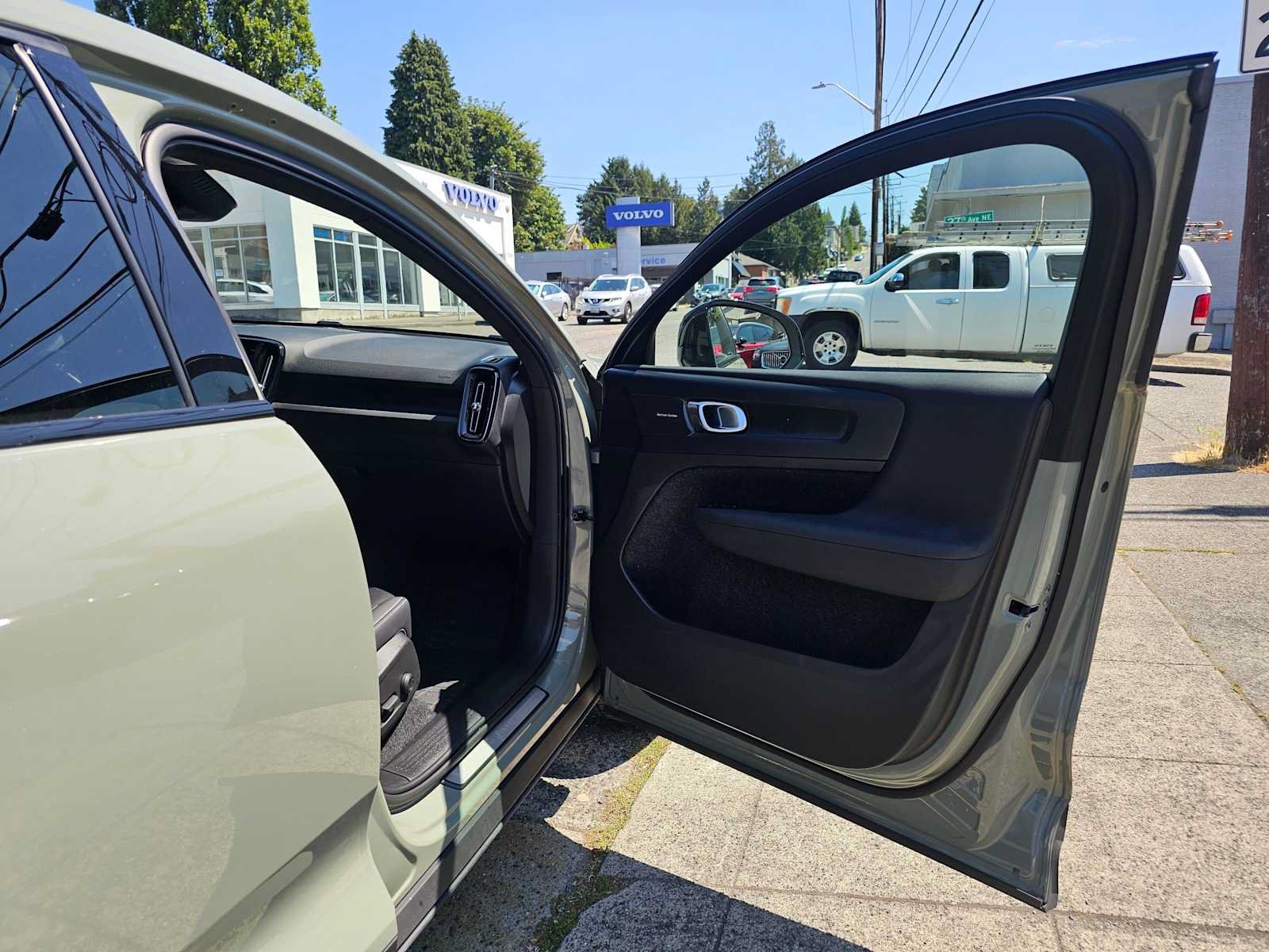 Certified 2023 Volvo C40 P8 Recharge Ultimate w/ Protection Package Premier AWD/4WD image 10