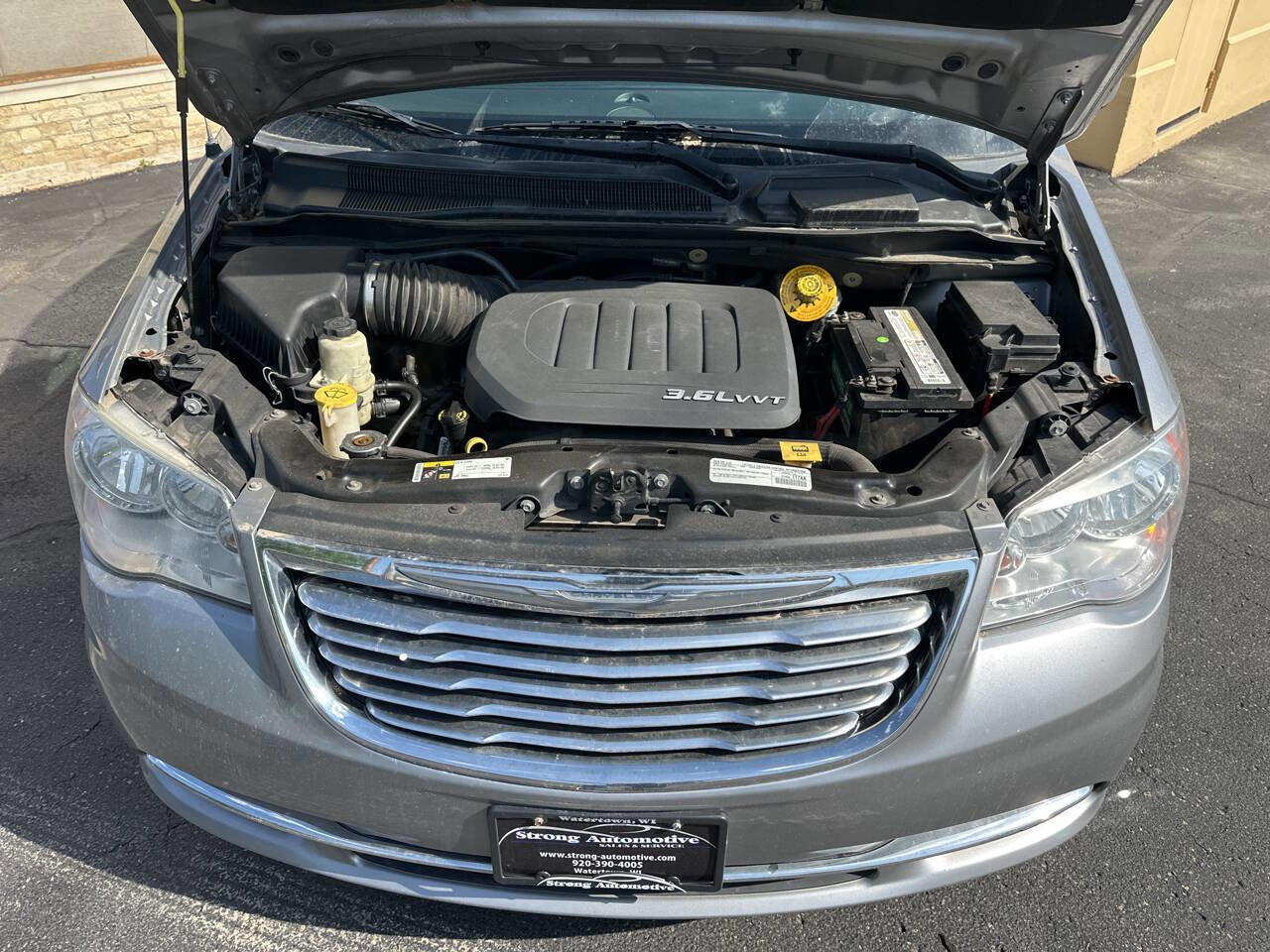 Used 2015 Chrysler Town & Country Touring FWD image 27