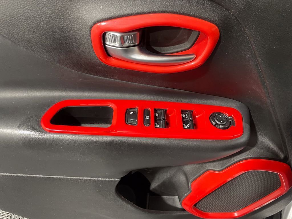 Used 2018 Jeep Renegade Altitude image 12