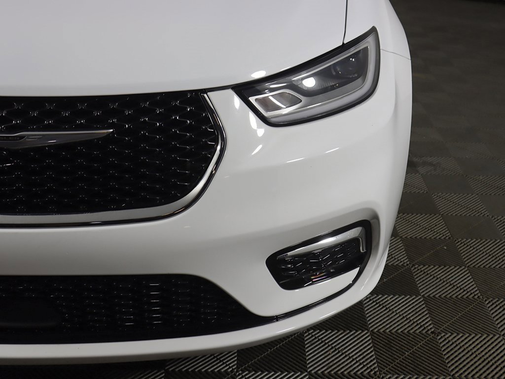 Used 2024 Chrysler Pacifica Touring-L image 14